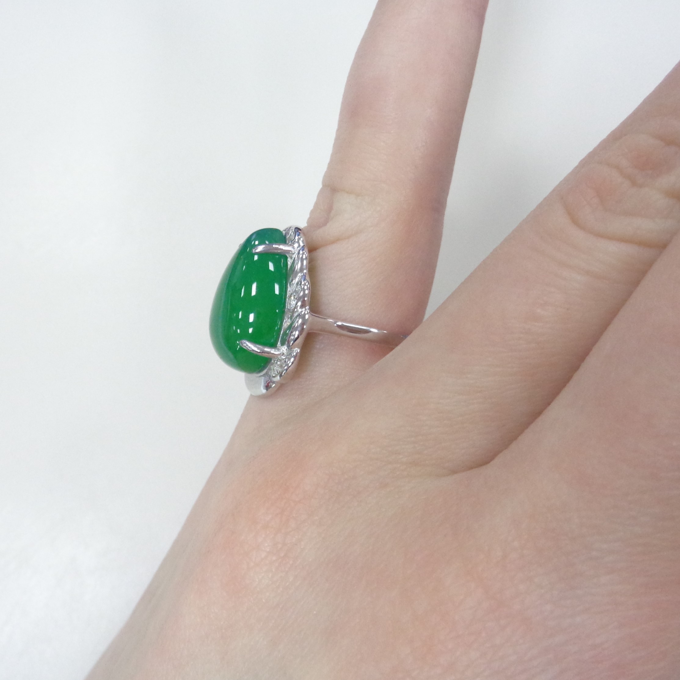 Серебряное кольцо с зеленым халцедоном